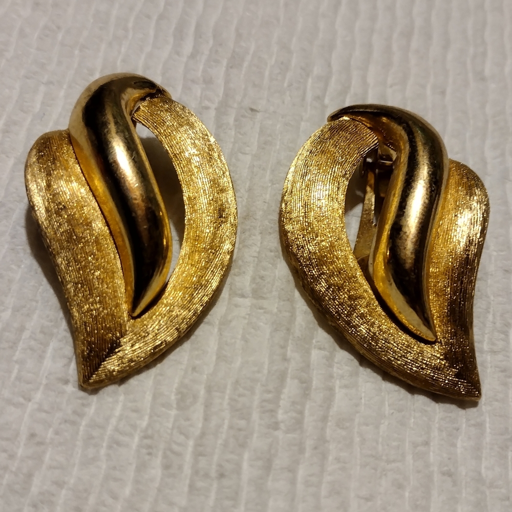 24 HOUR SALE!! Vintage Christian Dior gold earrings